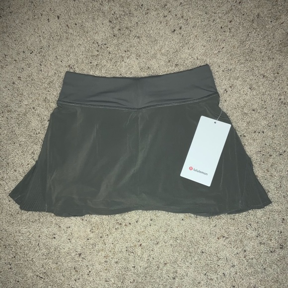 ✨NWT LULULEMON PLAY OFF THE PLEATS SKIRT✨ - Picture 5 of 15